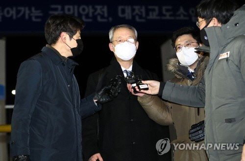 지난 2월 9일 월성 1호기 원전 경제성 평가 조작에 관여한 혐의 등으로 검찰이 청구한 구속영장이 기각된 뒤 백운규 전 산업통상자원부 장관이 대전교도소를 나서며 기자들 질문에 답하고 있다. 연합뉴스